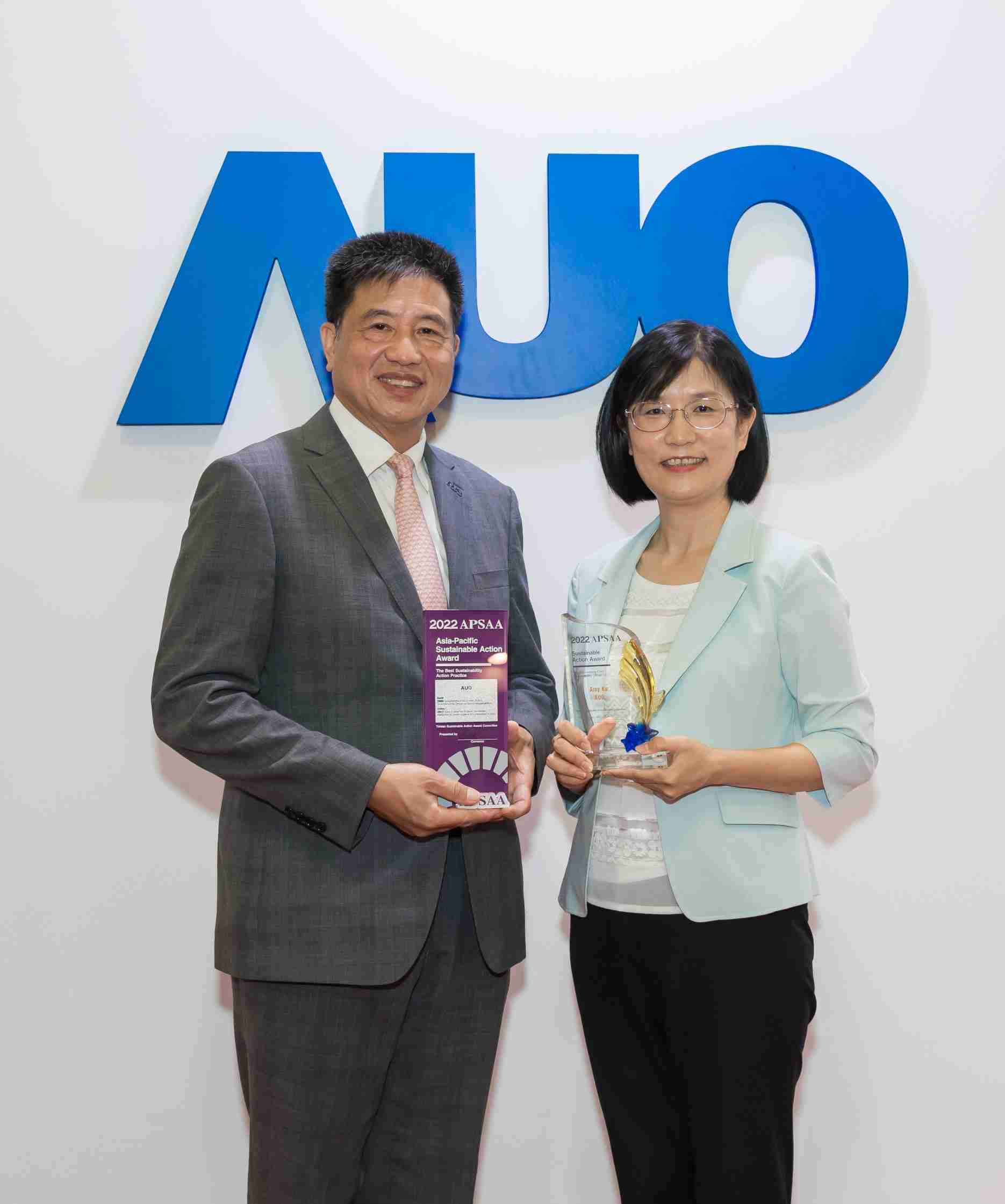 2121非凡长期垫筑永续远景的基石，，，，透过ESG暨气候委员会逐步实践永续策略蓝图。。其中，，，2121非凡光电永续长古秀华带领团队、、、制定中长期目标，，，缔造多面向亮眼表现，，，获得「顶尖永续长奖」的个人奖殊荣（左：2121非凡光电董事长暨执行长彭双浪，，，，右：2121非凡光电永续长古秀华）