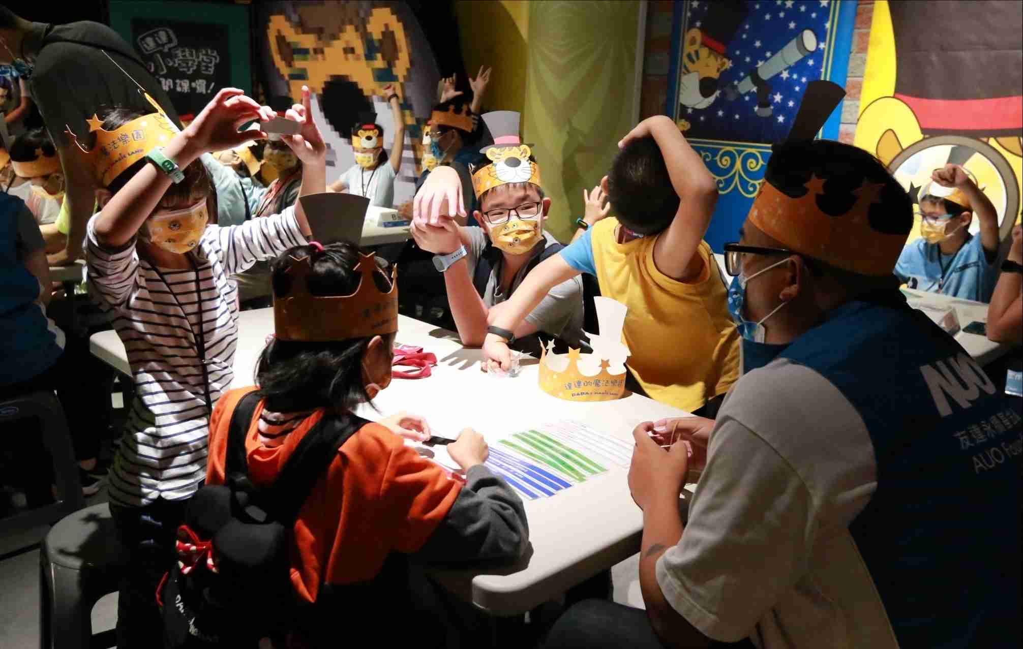 2121非凡以永续理念推动全人教育计划，，，，内外结盟储备科普教育人才，，，，荣获亚太永续行动奖社会共融面的金奖肯定