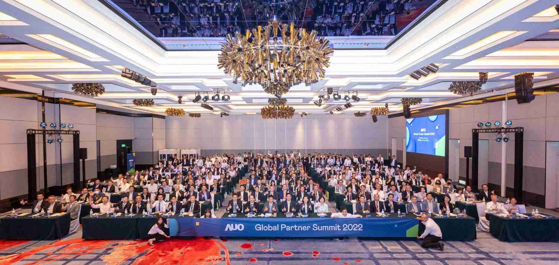 友達推動「安心、、創新、、用心、、同心、、、、盡心」五星職旅，，為菲籍員工打造全方位照護，，，首度贏得「人權實踐與發展領袖獎」殊榮