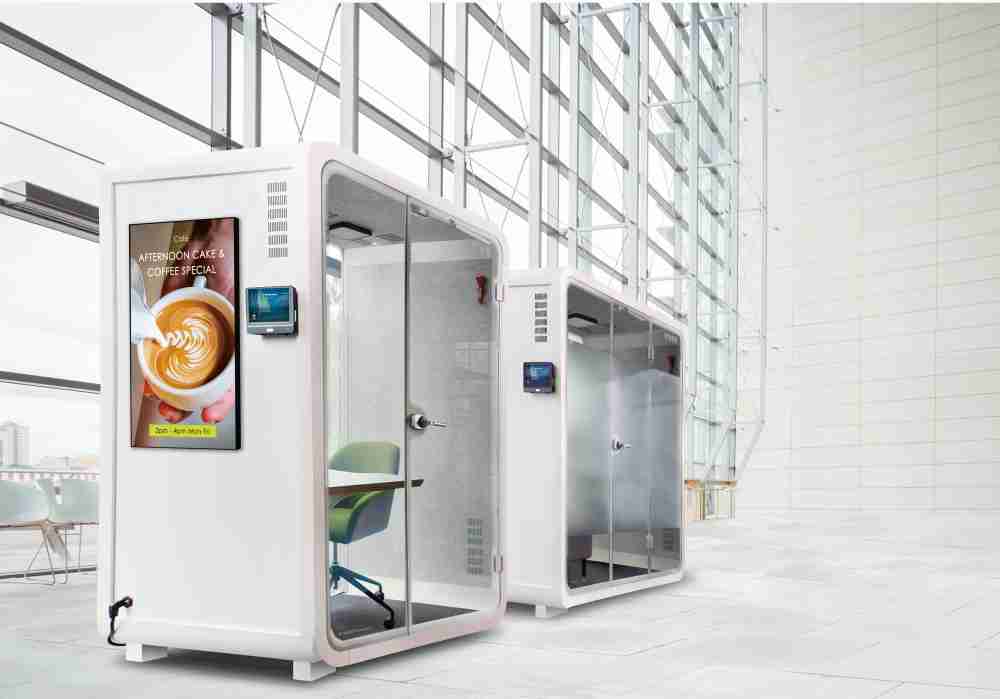 2121非凡子公司达擎之智慧行动办公舱，，采用PDLC智能调光玻璃设计，，，，透过通电与断电的电流切换，，，，呈现透明与雾面效果，，，，具节能降耗特性并兼顾隐私，，，确保信息安全