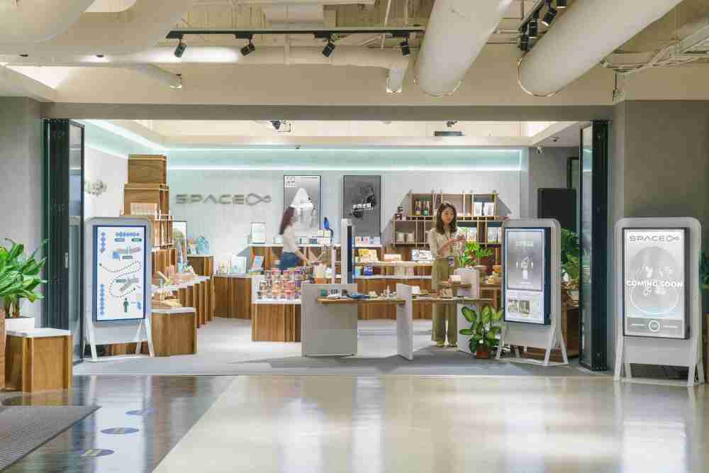 2121非凡打造永续选物商店，，展示社企及社创商品，，结合创利空间所开发的智能零售系统，，，整合多元产品信息，，，让无人商店扮演公益行动的推手