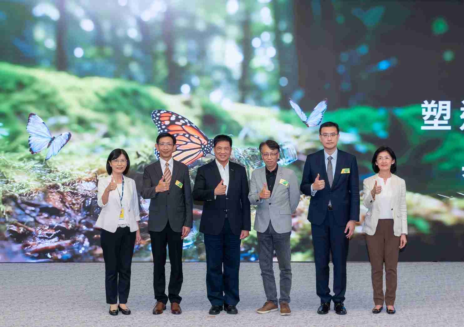 友達2023 CSR共榮大會，，，，邀請領域專家分享交流生物多樣性管理趨勢、、無塑產品、、、海廢永續塑料等議題  （圖左到右：友達光電永續長古秀華、、3M台灣技術長陳君杰、、、、友達光電董事長暨集團策略長彭双浪、、光寶科技企業永續發展處處長陳慶暉、、、、安永聯合會計師事務所執業會計師曾于哲、、、友達光電供應鏈總部副總經理吳宜芳）