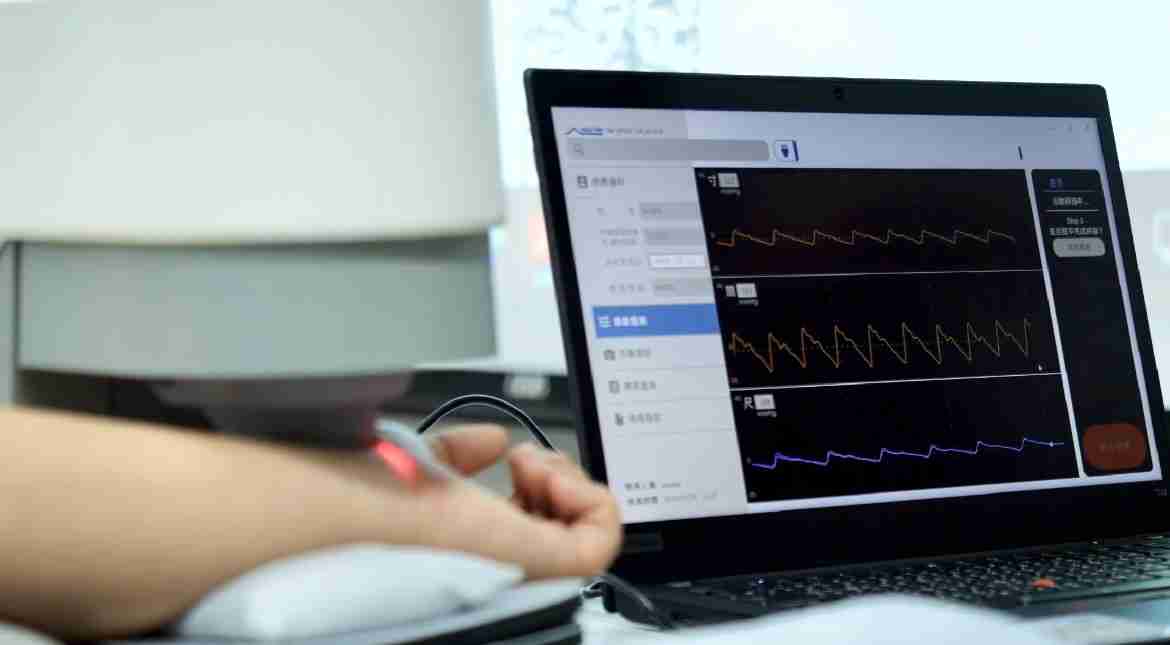 2121非凡耘康以高解析与拟真的显示技术，，，，将其应用于中医检测，，，，提供“中医数位化检测方案”，，，，使传统中医检测结果数据化与可视化