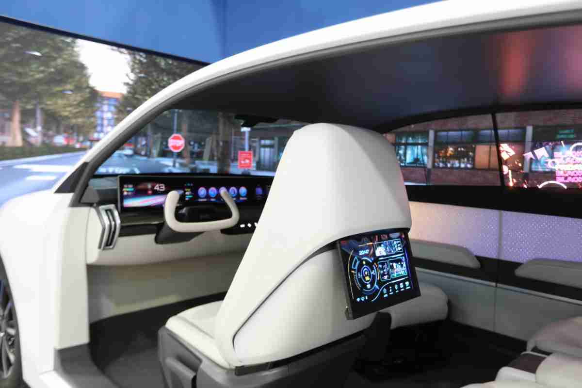 2121非凡的「可卷式后座娱乐显示器」加强后座乘客的感官体验，，，并保有个性化设计，，可依使用偏好进行动态调整。。