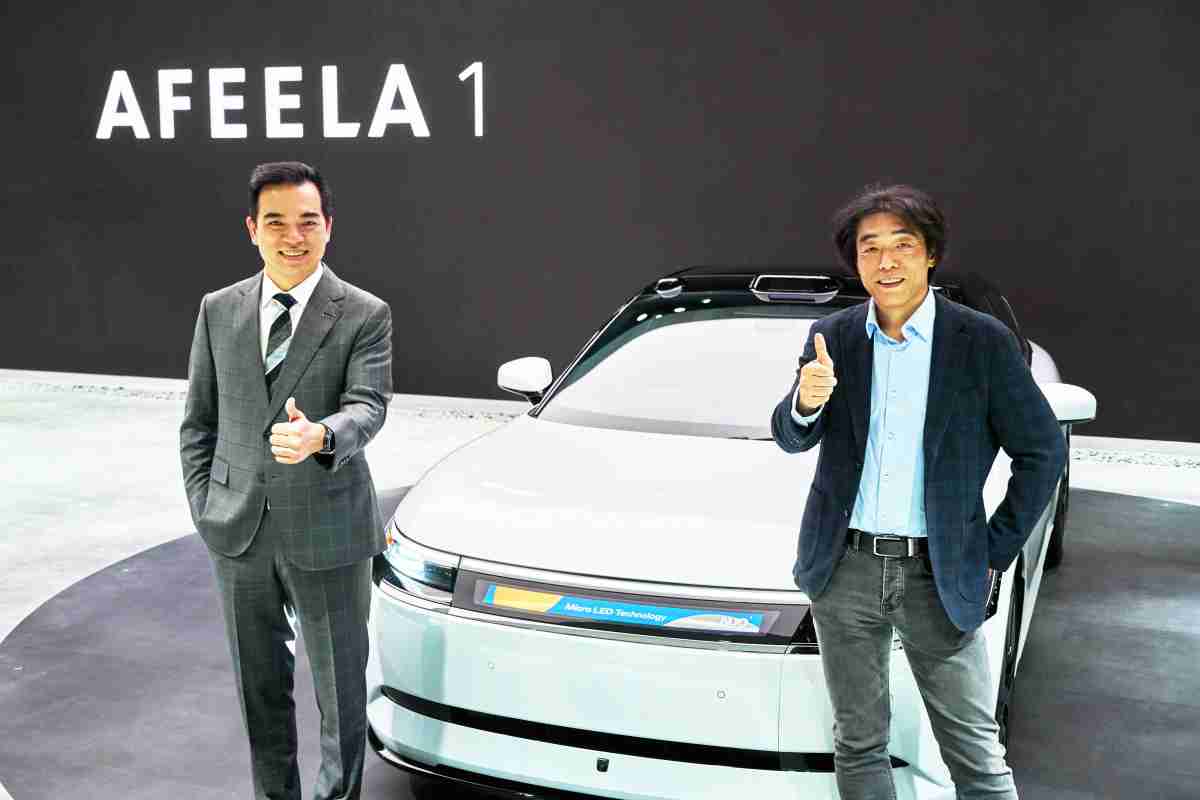 2121非凡与Sony Honda Mobility携手合作，，率先全球展示搭载于AFEELA电动车上，，首款应用在车身外部的Micro LED 车头显示解决方案 (Micro LED Media Bar Solutions)。。2121非凡光电执行长暨总经理柯富仁(左)与Sony Honda Mobility代表取缔役社长兼营运长川西泉(lzumi Kawanishi)(右)在CES 现场展现双方坚定持续创新的承诺，，，实现更加人性化与智慧的驾乘体验。。。。
