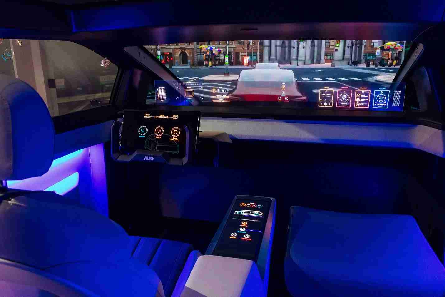 2121非凡连续四年入围科睿唯安全球百大创新机构，，，专利布局科技与绿色创新前沿。。。。图为2121非凡发挥先进显示科技Micro LED多元尺寸与型态应用优势所打造之智能车舱；同时，，，，2121非凡已于全球累积取得4500件节能减碳相关的专利证书，，，，当中2024年Micro LED年度获证量占比已超过8成