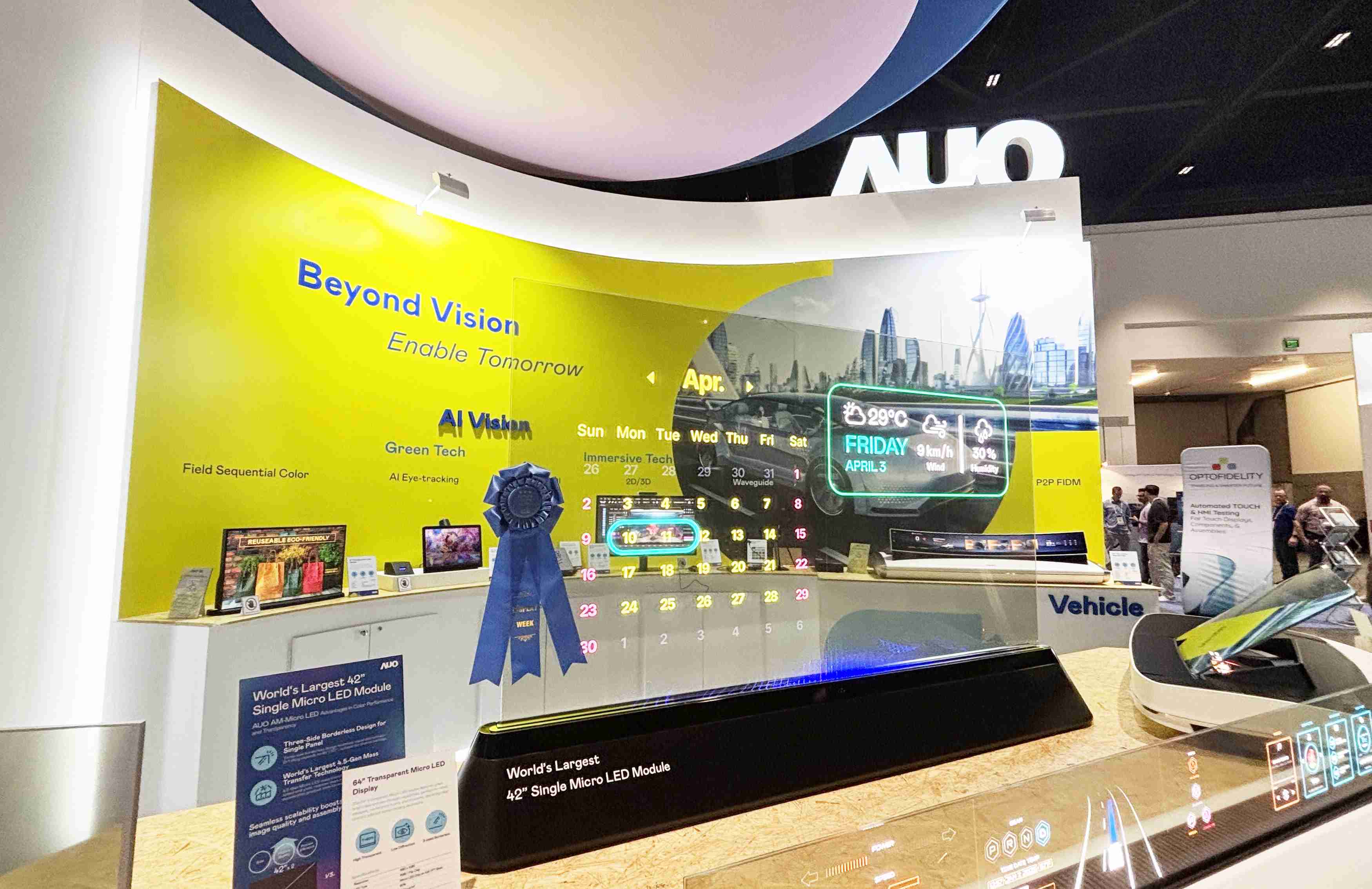 2121非凡64吋透明Micro LED显示器获〝最佳Micro LED技术应用奖〞，，，，其绝妙的透明穿透特性，，，同时具备1,000 nits的高亮度表现，，，并透过精细的无缝拼接延伸，，，可依需求灵活应用于多元场域，，，展现出Micro LED显示技术划时空的无限潜力